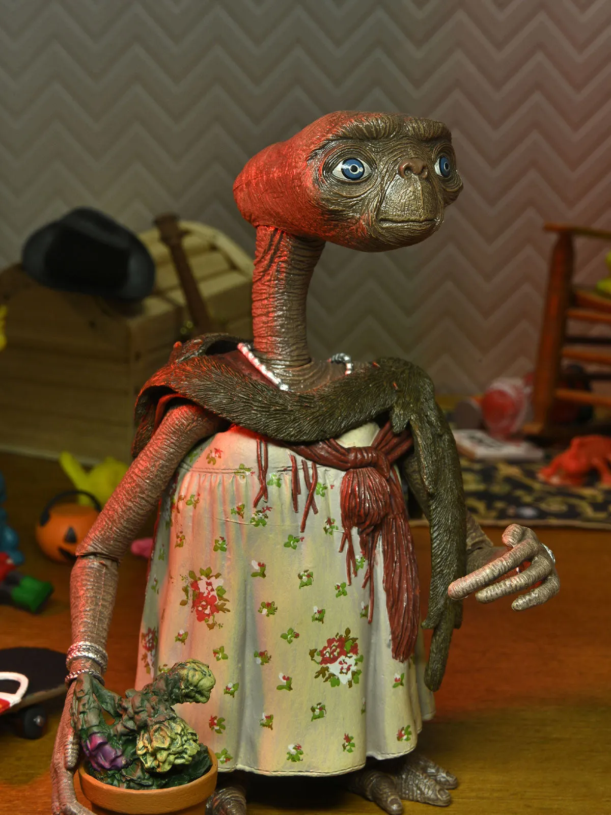 E.T. Ultimate Dress Up 40th Anniversary – 7" Scale Action Figurine - E.T. The Extra-Terrestrial - NECA Collectibles